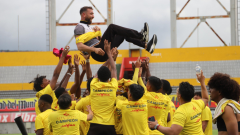 Los jugadores de Aucas celebran el título nacional Sub 19, el 20 de diciembre de 2023.