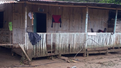 La crecida del río socavó el terreno e inundó viviendas con lodo en la parroquia rural Convento, de Chone (Manabí).