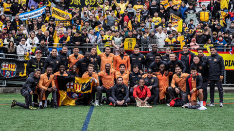 El primer plantel de Barcelona SC se toma una foto con los hinchas tras el entrenamiento del 10 de febrero de 2024, antes de la Noche Amarilla.