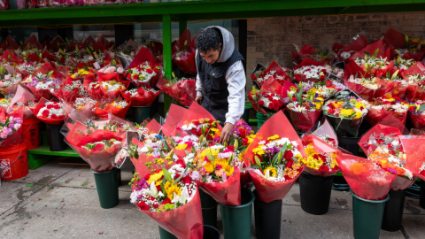 Un trabajador arregla varios arreglos de flores en una tienda de Nueva York, Estados Unidos, el 11 de febrero de 2024.