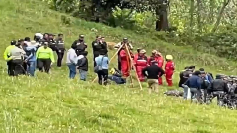 Momentos en que los trabajadores y bomberos retiran el cuerpo de una de las niñas fallecidas en Tulcán, el 13 de febrero de 2024.