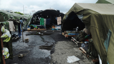 Militares colocan grava en el ingreso de sus carpas para evitar que el lodo corra bajo los palets de madera donde colocan sus colchonetas, en la Penitenciaría del Litoral.