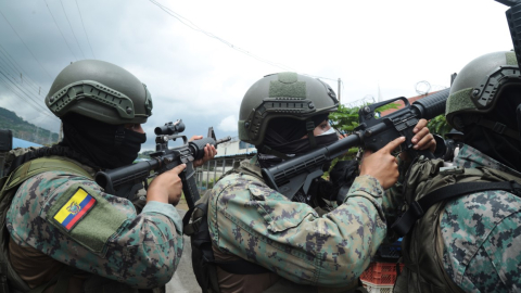 Militares armados con fusiles se forman en fila antes de ingresar a un pabellón y asegurar el perímetro, en la Penitenciaría del Litoral.