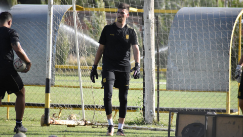 Guido Villar, durante un entrenamiento con Olimpo de Bahía Blanca, en Argentina.