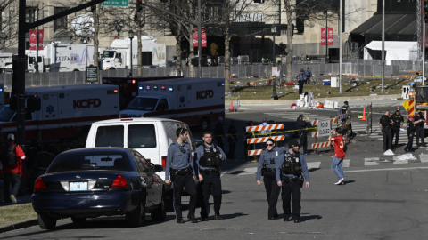 Miembros de la Policía local desplegados después del tiroteo en Kansas City, el 14 de febrero de 2024.