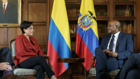 La canciller de Ecuador, Gabriela Sommerfeld, y el viceministro ed Relaciones Exteriores de Colombia, Francisco Coy, en una reunión bilateral el 14 de febrero de 2024.