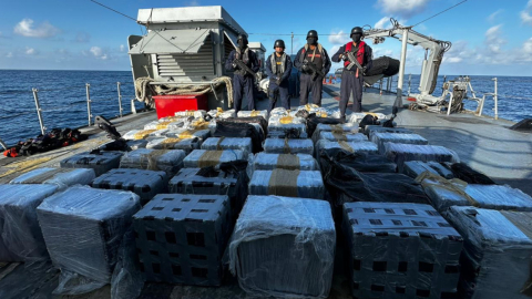 Agentes policiales junto a la cocaína incautada en una lancha en Galápagos, el 14 de febrero de 2024.