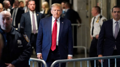 El expresidente estadounidense Donald Trump llega a hablar con la prensa en el Tribunal Penal de Manhattan, el 15 de febrero de 2024.