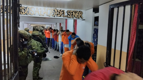 Momentos en que los militares retiran a los prisioneros de sus celdas para iniciar la requisa en la cárcel de El Inca, Quito, el 16 de febrero de 2024.