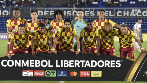 Los jugadores de Aucas posan para una foto en el estadio Defensores del Chaco, el 15 de febrero de 2024.