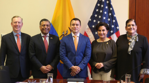 El presidente Daniel Noboa junto a funcionarios estadounidenses, como el jefe antinarcóticos Rahul Gupta (segundo desde la izquierda), en Guayaquil, el 16 de  febrero de 2024.