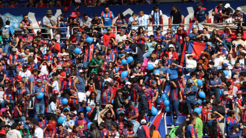 Los hinchas de Deportivo Quito ocupan una general en el estadio Banco Guayaquil, el 17 de febrero de 2024.