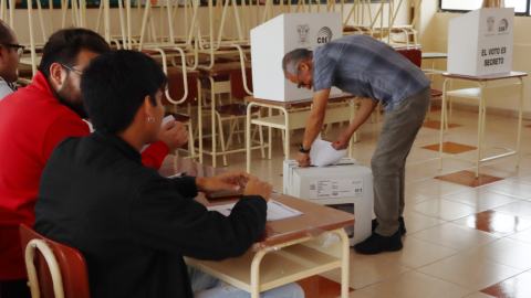 Imagen referencial de un ciudadano votando en las pasadas elecciones, Quito, octubre de 2023.