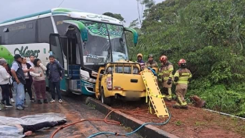 Choque de bus y automóvil en Pastaza el 16 de febrero de 2024.