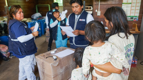 Brigadistas peruanas en una campaña de vacunación a niños en febrero 2024.