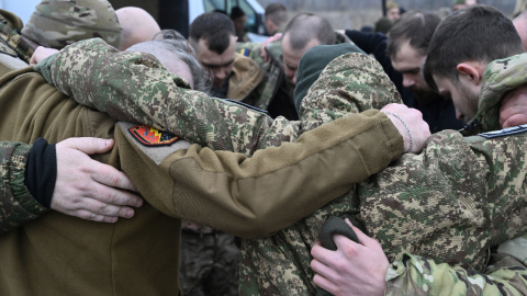 Voluntarios de la iglesia evangélica del oeste de Ucrania oran junto con militares ucranianos antes de una distribución de alimentos en las afueras de la ciudad de Sloviansk, región de Donetsk, el 13 de febrero de 2024, en medio de la invasión rusa de Ucrania. 