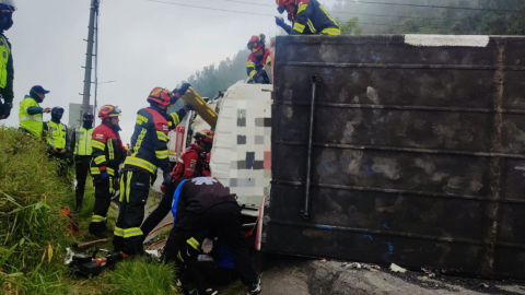 Momentos en que los bomberos rescatan a uno de los afectados en un accidente en Quito, el 17 de febrero de 2024.