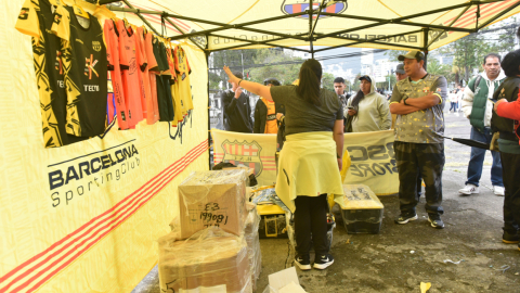 Hinchas de Barcelona SC se acercan al estadio Atahualpa para comprar las entradas para la Noche Amarilla, el 22 de febrero de 2024. 