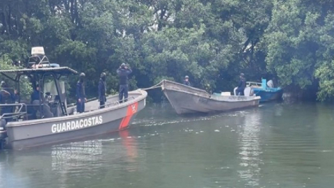 La Armada encontró dos lanchas escondidas en el manglar, en el Guasmo Sur.