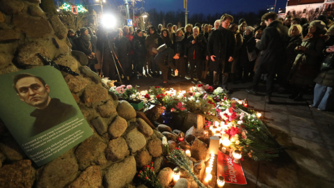 Varias personas realizan un homenaje póstumo al líder opositor ruso Aléxei Navalni, tras conocer su muerte ocurrida el 16 de febrero de 2024.