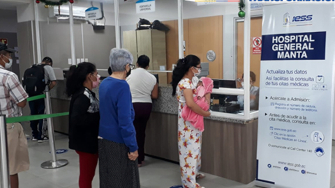 Atención en consulta externa en el Hospital del IESS de Manta. Foto de 17 de diciembre de 2021.