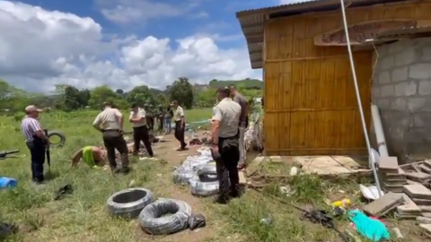 Momentos en que la Policía de Manabí desmantela un polígono artesanal de tiro en Rocafuerte, el 18 de febrero de 2024.