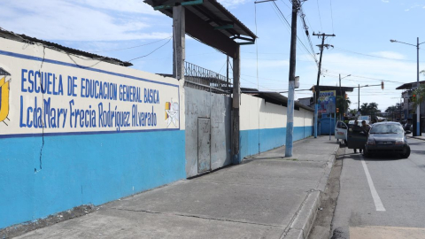 Imagen referencial. Exteriores de una institución educativa de Yaguachi, Guayas, en junio de 2023.