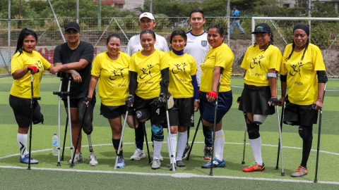 Jugadoras del Club Deportivo Paralímpico CienPiés posan el 16 de febrero de 2024, en la Mitad del Mundo, en Quito.