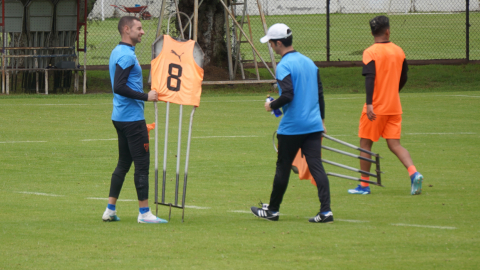 Adrián Gabbarini y Josep Alcácer, durante un entrenamiento de Liga de Quito, el 17 de enero de 2024. 