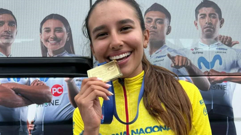 Natalia Vázquez porta su medalla de oro en el Campeonato Nacional de Ciclismo, en Riobamba, en febrero de 2024.