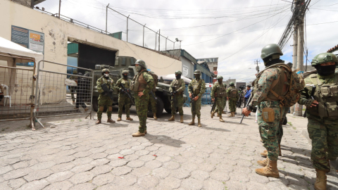 Militares realizan un operativo en los exteriores de la Cárcel de El Inca, este 16 de febrero de 2024.