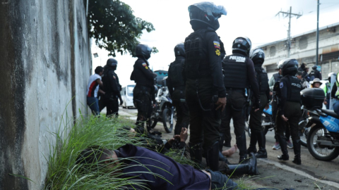 Policía tira al suelo a sospechosos durante una operativo en Pascuales, al norte de Guayaquil. 