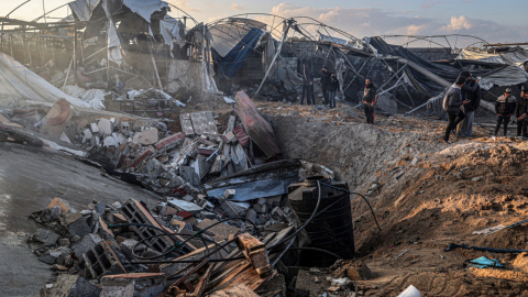 Vista frontal de un lugar destruido en Rafah, luego del bombardeo israelí en Gaza, el 19 de febrero de 2024.