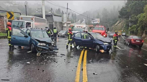 Choque entre dos vehículos en la vía Interoceánica, en Cumbayá, Quito, el 24 de febrero de 2024.