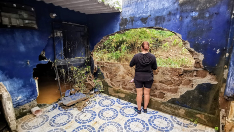 La fuerza del agua represada en un cerro colindante con la urbanización Beata Molina hizo colapsar cuatro muros de dos viviendas en el norte de Guayaquil.