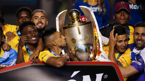 Jugadores del Aucas celebran el título de la LigaPro, en Quito, el 13 de noviembre de 2022.