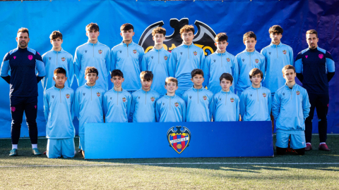 Jóvenes futbolistas y entrenadores, durante un campamento del Levante UD.