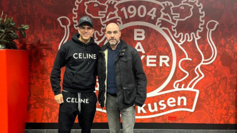 El técnico de Ecuador, Félix Sánchez Bas, junto al defensor 'tricolor' Piero Hincapié, en Alemania.