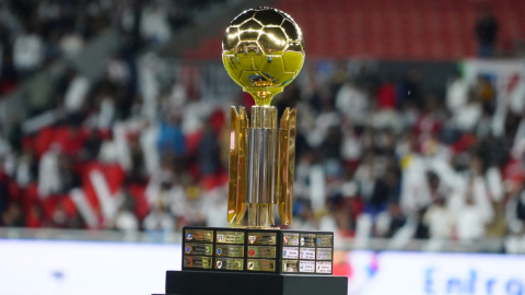 El trofeo de la Recopa Sudamericana, el 22 de febrero de 2024.