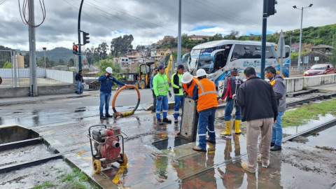 Trabajadores de ETAPA reparan una tubería en el sector Milchichig, en Cuenca, el 21 de febrero de 2024.