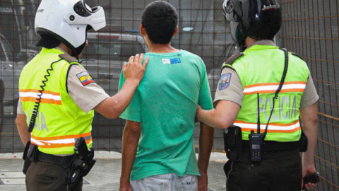 Imagen referencial de un adolescente infractor, en momentos de su detención.