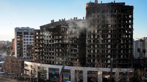 Bomberos inspeccionan la fachada principal de los edificios incendiados en Valencia, España, el 22 de febrero de 2024.