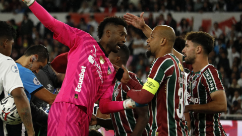 Felipe Melo habla con Alexander Domínguez en la final de la Recopa, en Quito, el 22 de febrero de 2024.