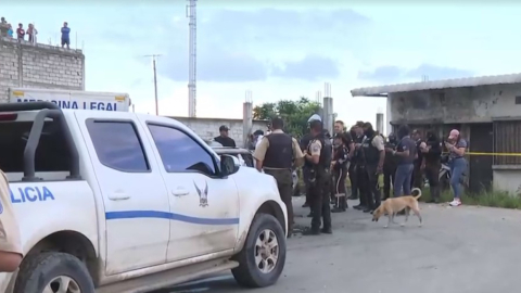 Momentos en que policías llegaron hasta el lugar donde fue hallado un auto en llamas, en la cooperativa Balerio Estacio, noroeste de Guayaquil, el 22 de febrero de 2024.