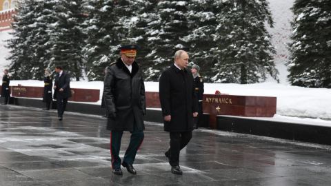 El presidente de Rusia, Vladimir Putin, junto al ministro de Defensa, Sergei Shoigu, en el Kremlin, el 23 de febrero de 2024.