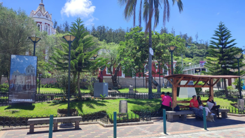 Personas en el parque central de Chavezpamba, el 22 de febrero de 2024.