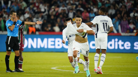 Alex Arce celebrando su gol en la final de ida de la Recopa Sudamericana, 24 de febrero de 2024.