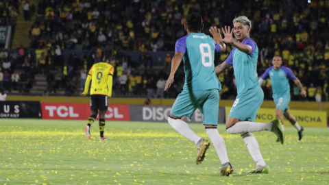 Los jugadores de Deportivo Quito celebran uno de los goles ante Barcelona SC, el sábado 24 de febrero de 2024, en la Noche Amarilla. 