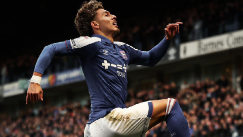 Jeremy Sarmiento durante el festejo de su gol, en triunfo del Ipswich ante Birmingham.