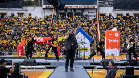 El grupo 4AM, durante su presentacción en la Noche Amarilla en Quito.